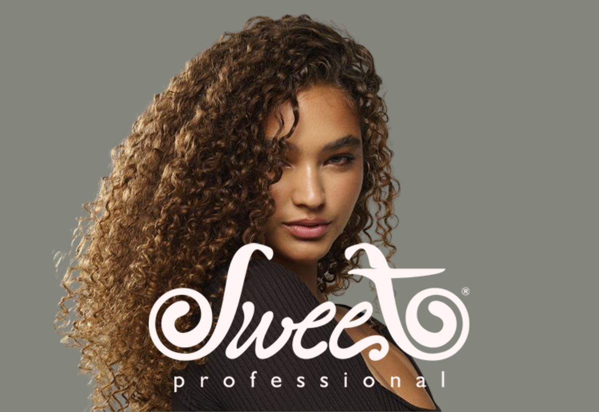 vinne med langt, tett krøllete hår mot grå bakgrunn, med hvit Sweet Professional-logo foran