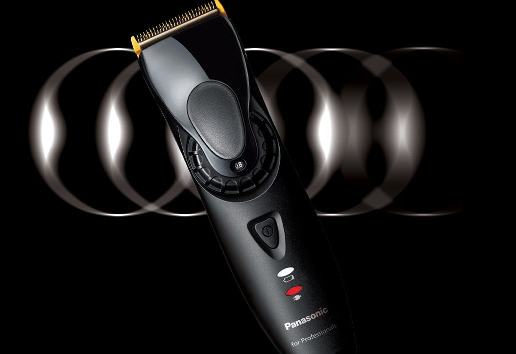 Svart Panasonic hårklipper for profesjonelle med gullfargede blader, vist i close-up mot svart bakgrunn med lysende sirkelformer.
