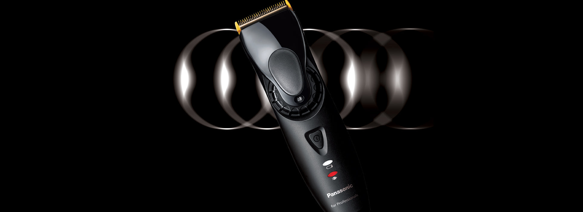 Svart Panasonic hårklipper for profesjonelle med gullfargede blader, fremstilt på skrå mot svart bakgrunn med lysende sirkelformer bak.